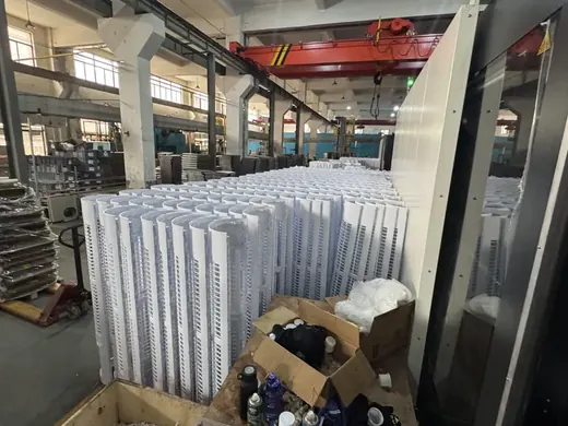 量产试模后的成品面板