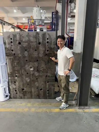 在合作模具厂检查大型模具