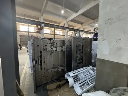 合作模具厂的模具与成型面板