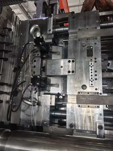 购物篮模具 · 行位一侧
